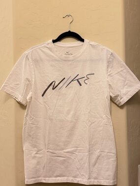 NIKE Classic Men's White Crewneck T-Shirt